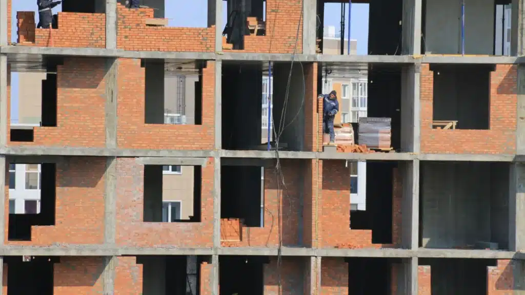 Real Estate Development SEO Agency Photo B SEO Services for Real Estate Development: workers constructing a multi-story apartment building