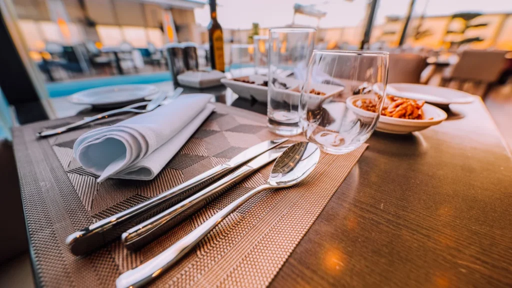 Restaurants GEO Agency: restaurant guests dining service